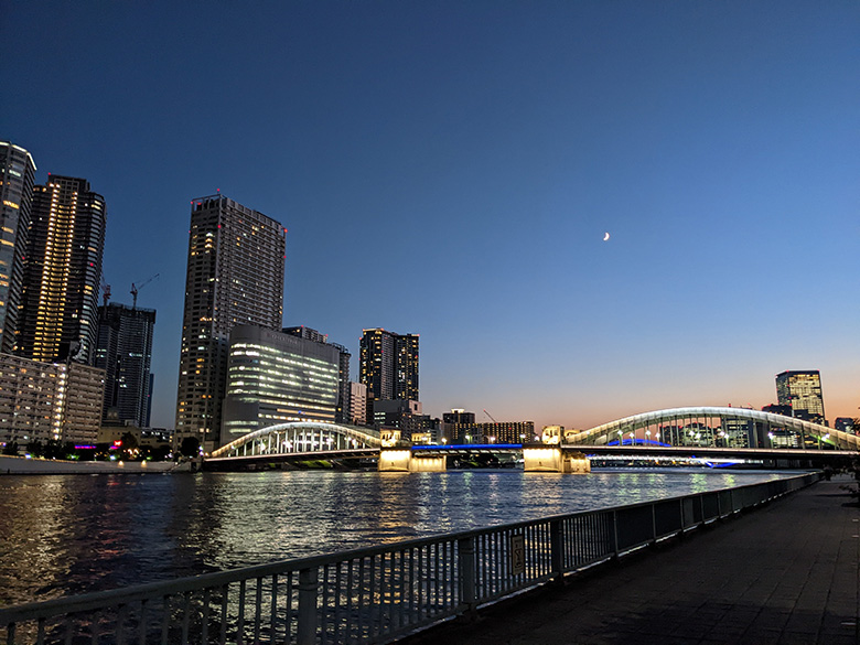 隅田川にかかる勝鬨橋と高層ビルの夜景