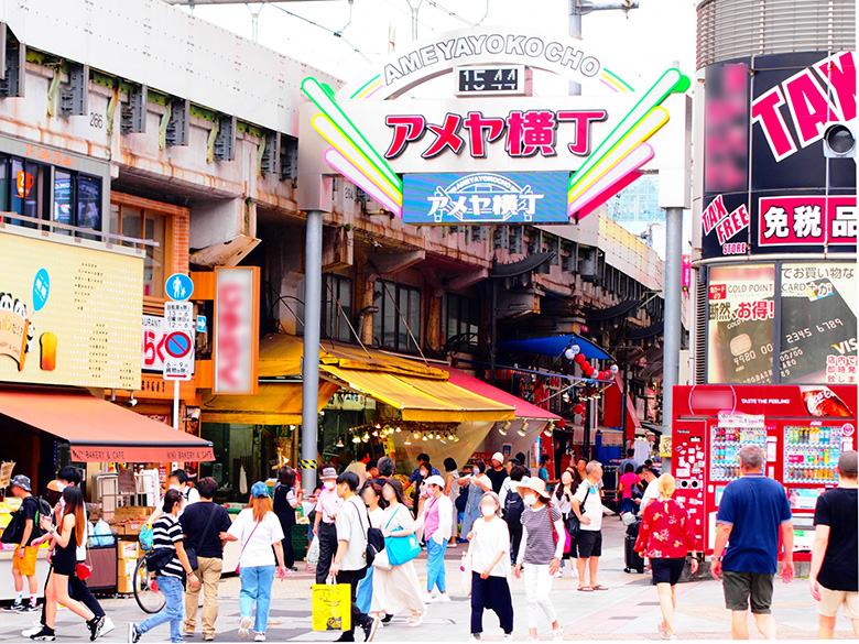 上野駅そばのアメ横入口