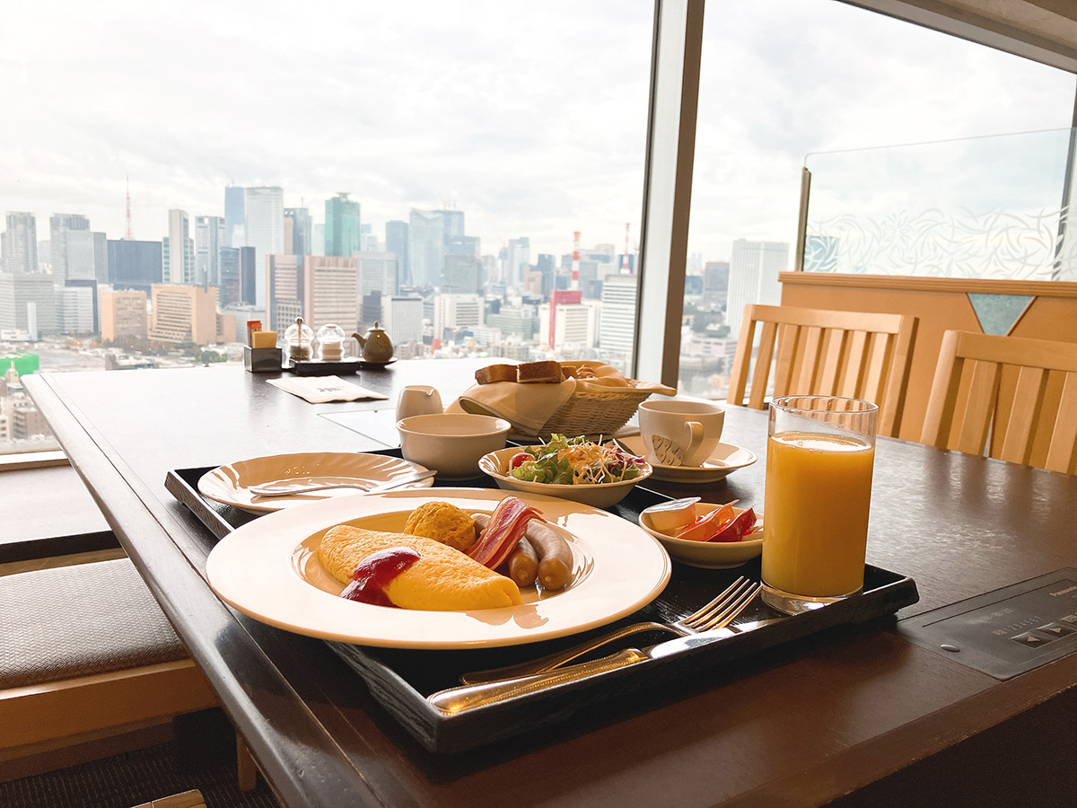 高層階からの景色を眺めながら朝食イメージ