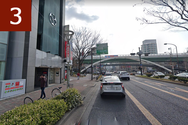 駐車場までのルート③2個目の信号正面に見える名古屋高速