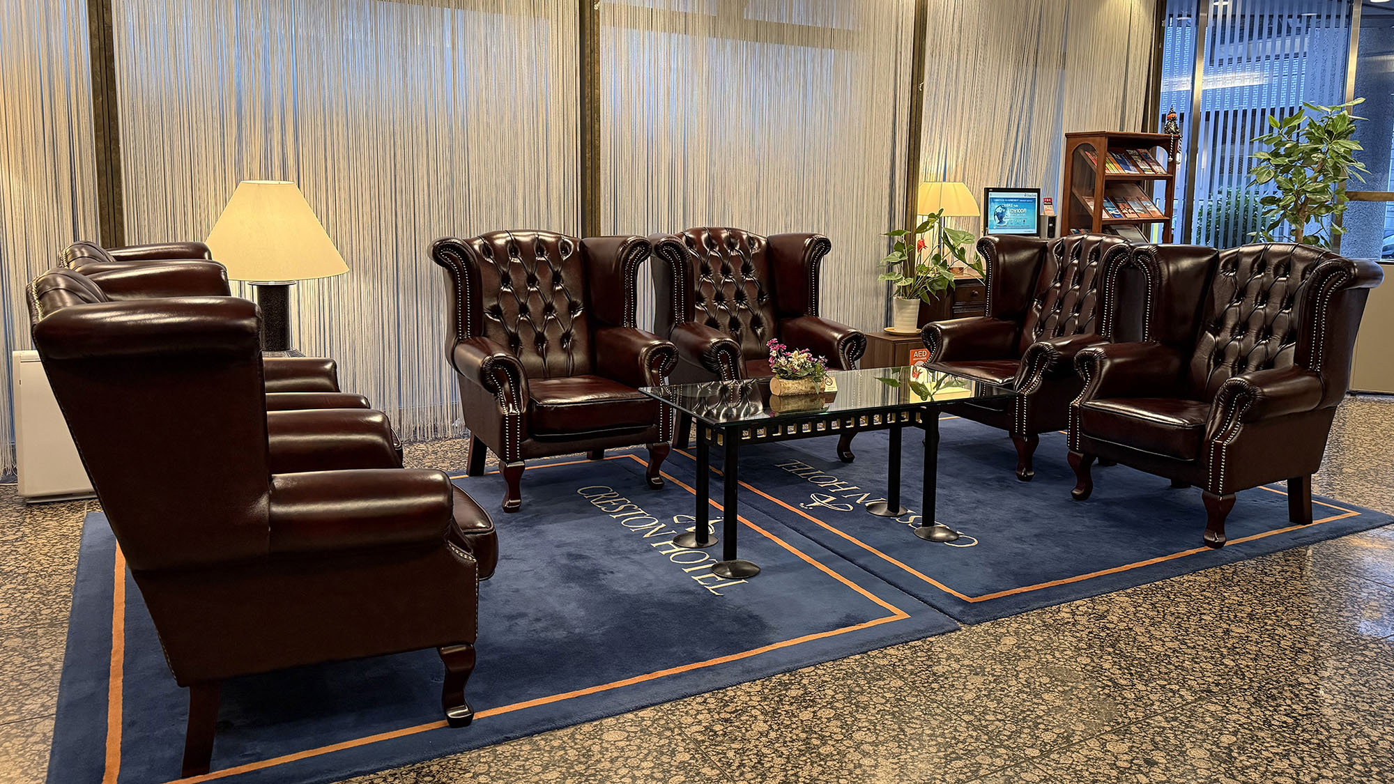 ホテルロビーにあるロココ調のシングルソファ