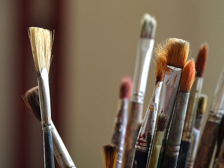 平筆や丸筆など、様々な形の絵筆が勢ぞろい（画像はイメージです）