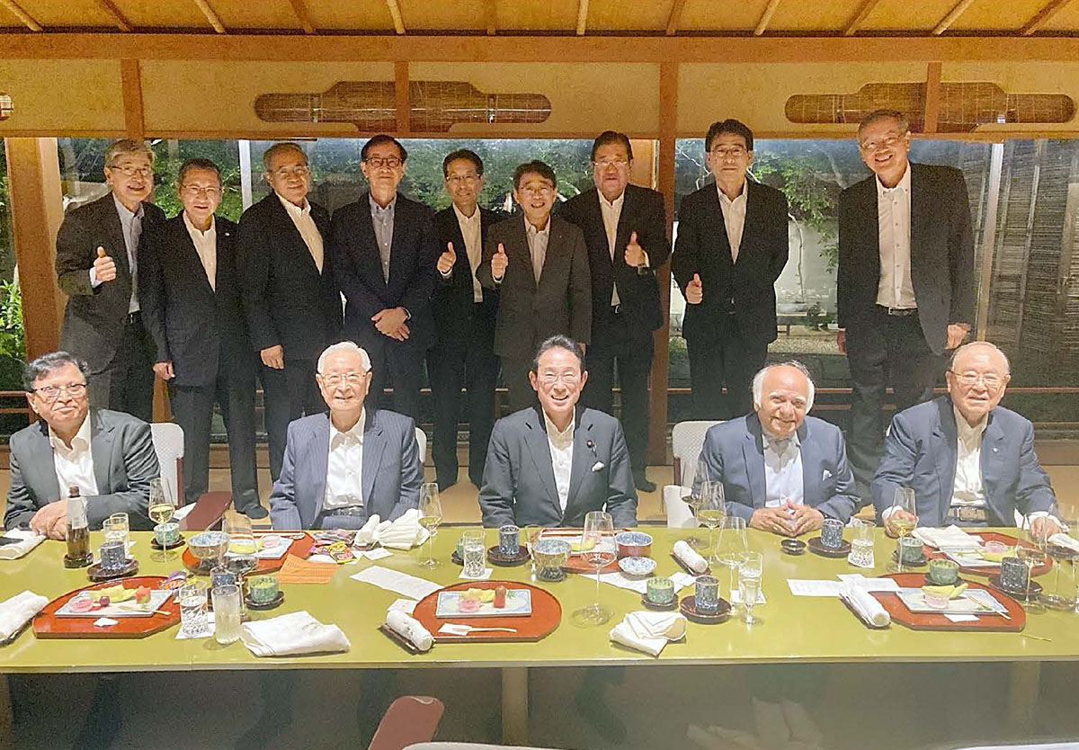 「旭日中綬章」祝賀会（2026年7月27日）の出席者による記念撮影