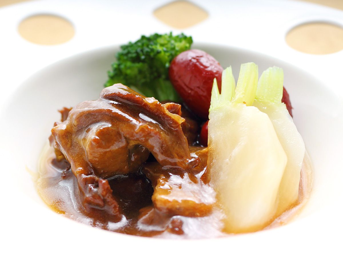 中国料理「鳳凰」天竜春野の鹿肉と紅ナツメの煮込みイメージ