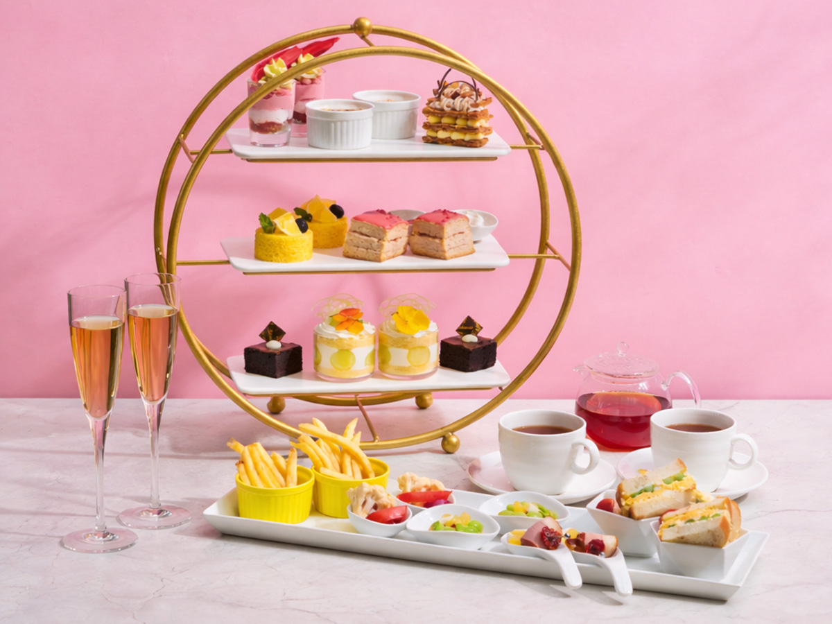 三段プレートにのったケーキ各種とセイボリーと紅茶が並んだアフタヌーンティー