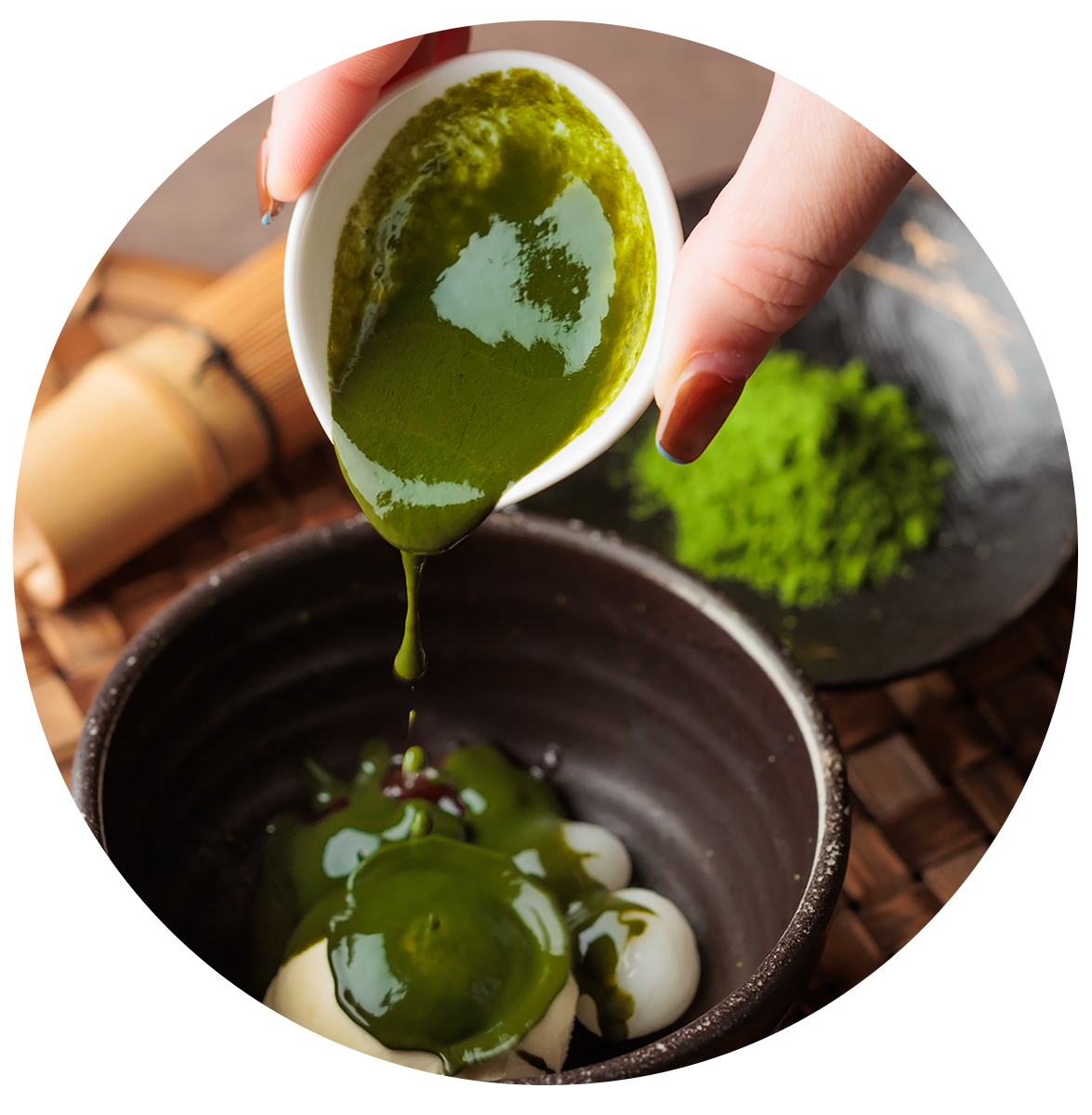 抹茶ソースをかける和スイーツ