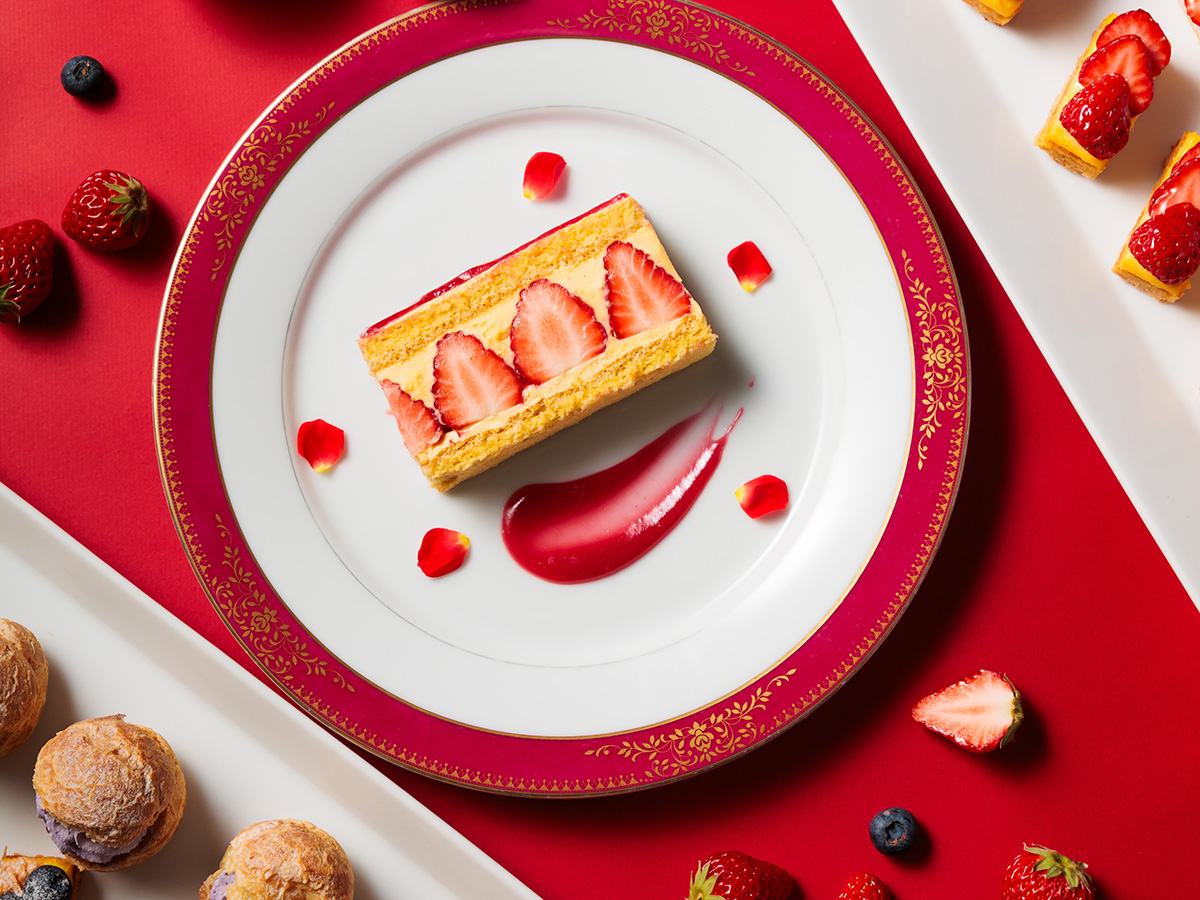 いちごが並んだ断面が美しいケーキ