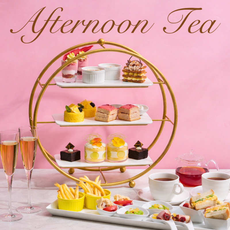 スイーツやセイボリーが三段プレートに美しく並ぶアフタヌーンティー