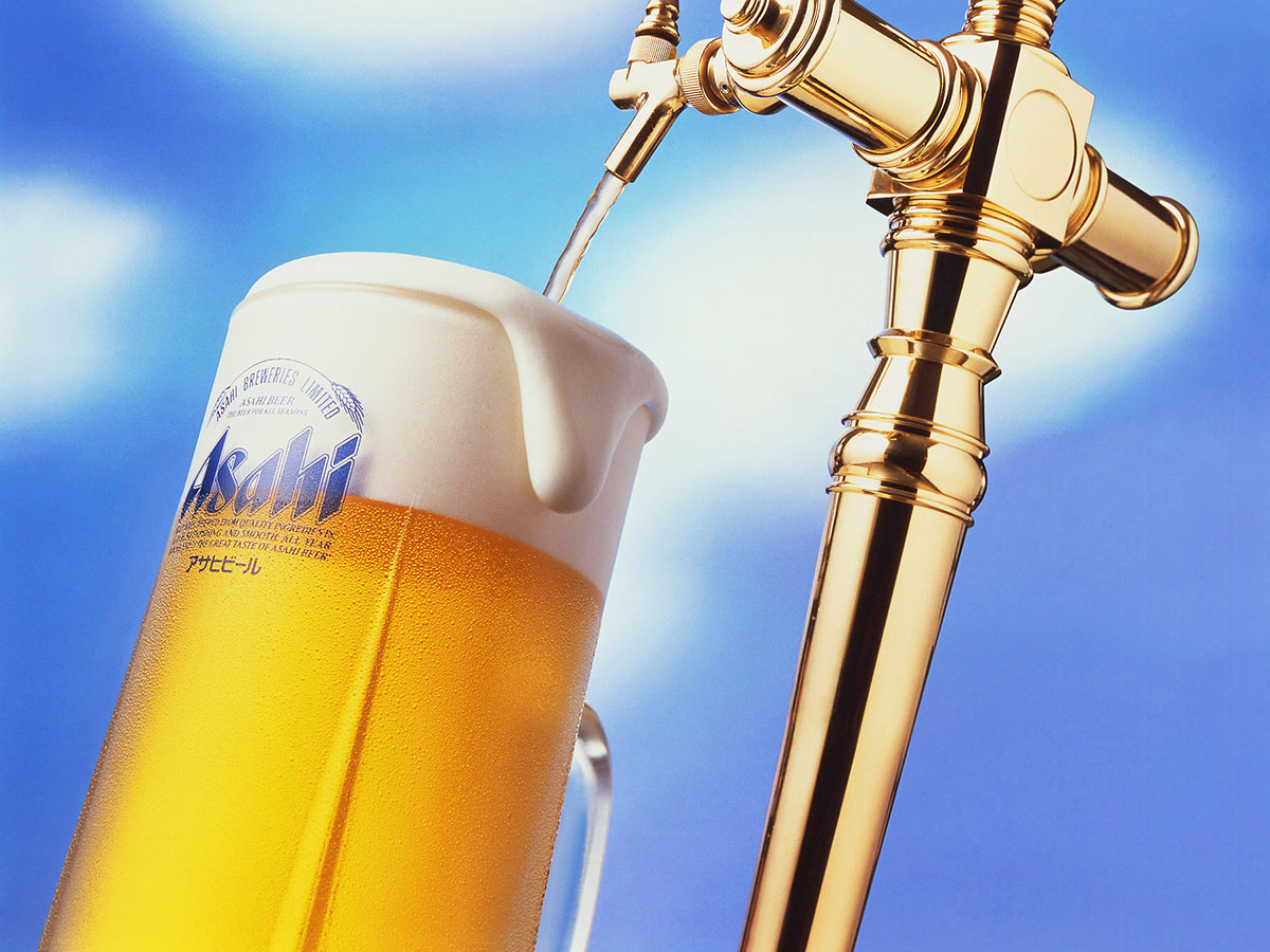 爽やかな青空の下で生ビールが満タンに注がれたビールジョッキ