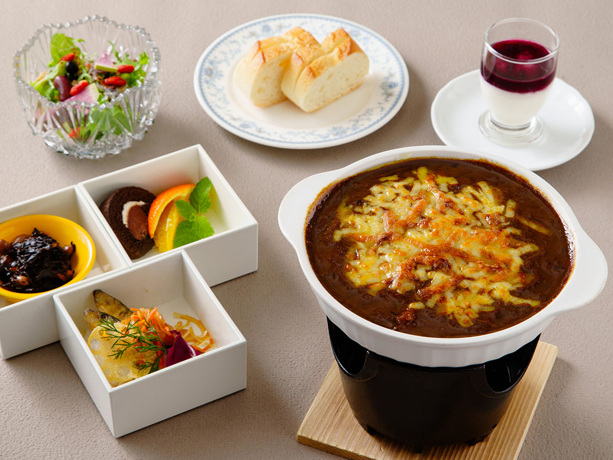 焼きカレードリア。玉手箱三段重、キヌアサラダ、ソイビネガーカクテル、パンもしくはライス、スープバーが付いたセットメニュー。