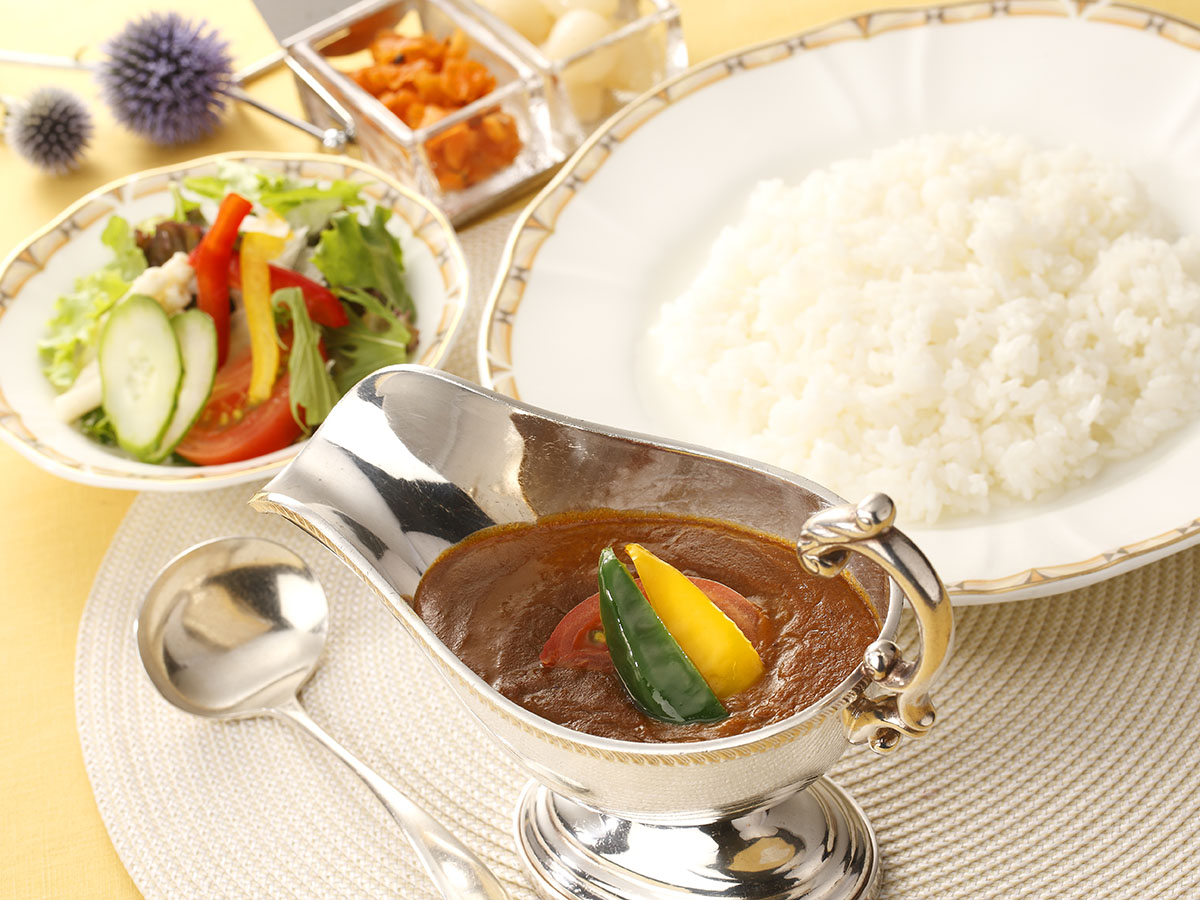 ホテルカレーにサラダが付いたセットメニュー。