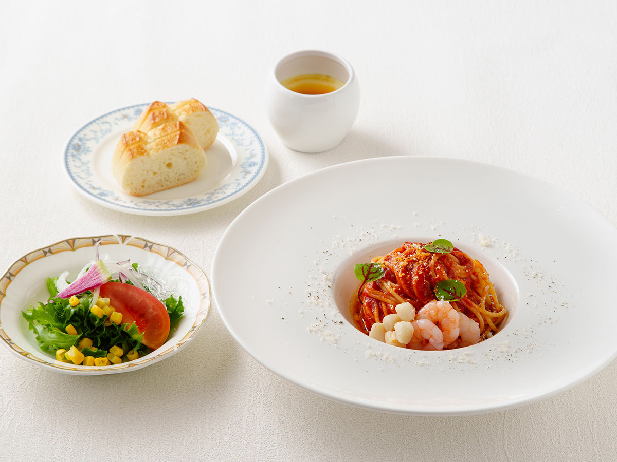 貝柱と海老のトマトソースパスタ。サラダ、パン、デザートが付いたセットメニュー。