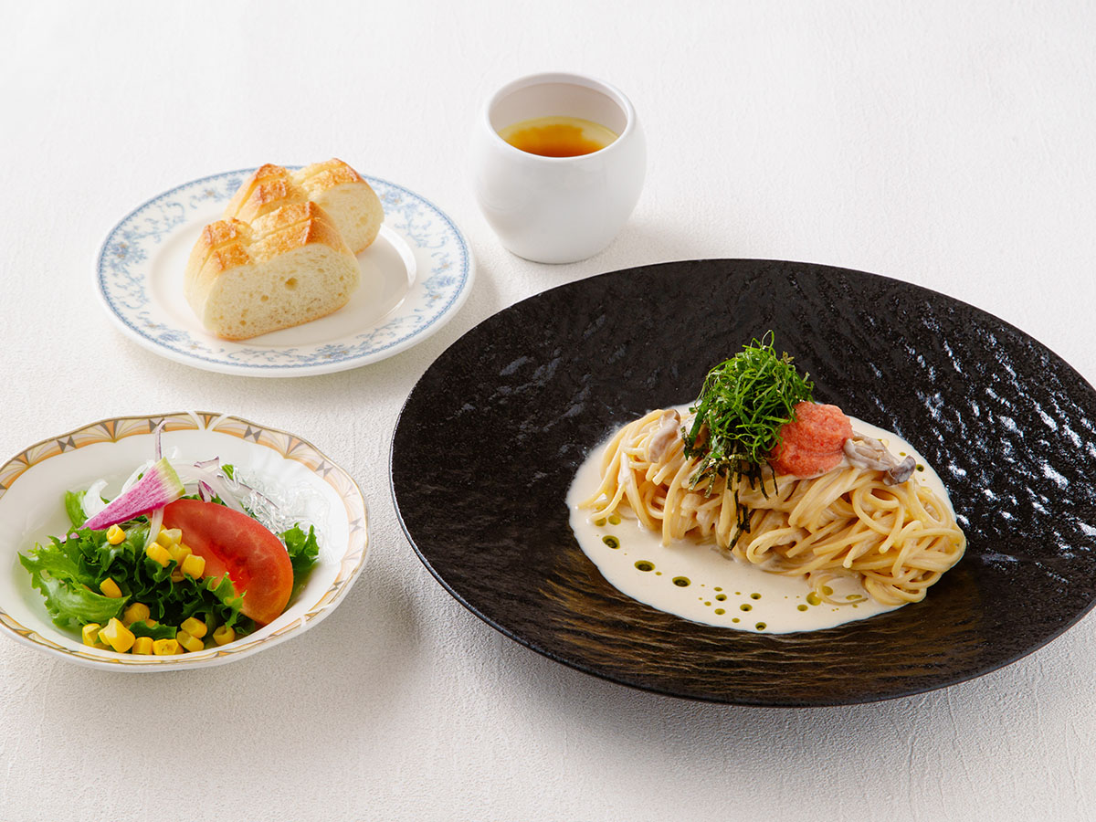 和風明太子クリームソースパスタ。サラダ、パン、デザートが付いたセットメニュー。