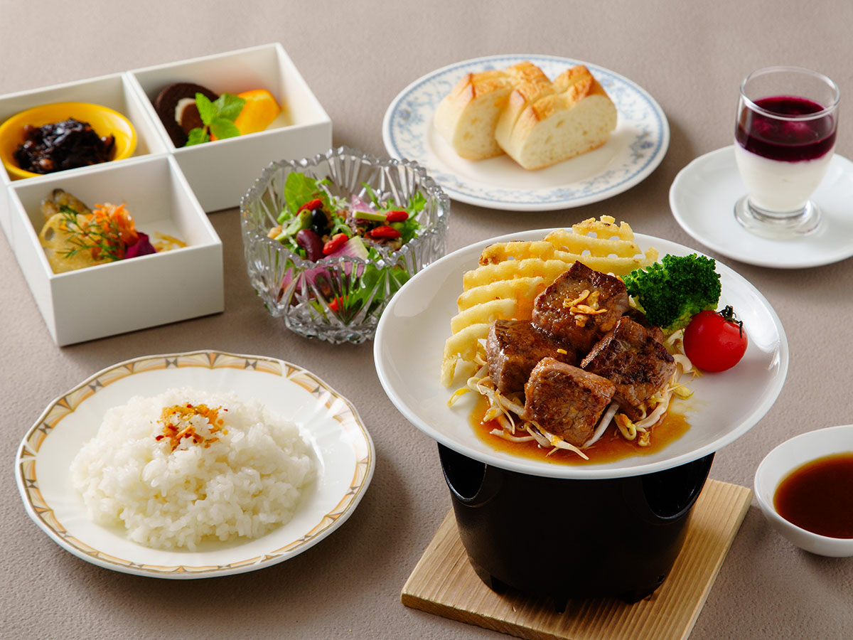 栗豚ステーキ。玉手箱三段重、キヌアサラダ、ソイビネガーカクテル、パンもしくはライス、スープバーが付いたセットメニュー。