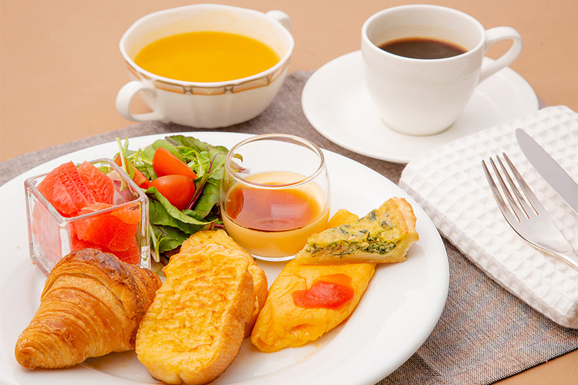 和・洋取り揃えた本格的な朝食バイキングの洋食イメージ
