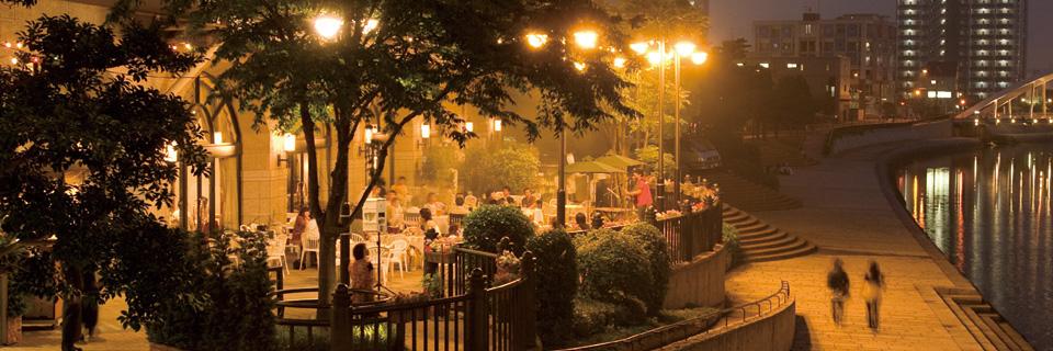 ホテルクラウンパレス小倉のレストランラヴァンドのテラス（夜）の写真
