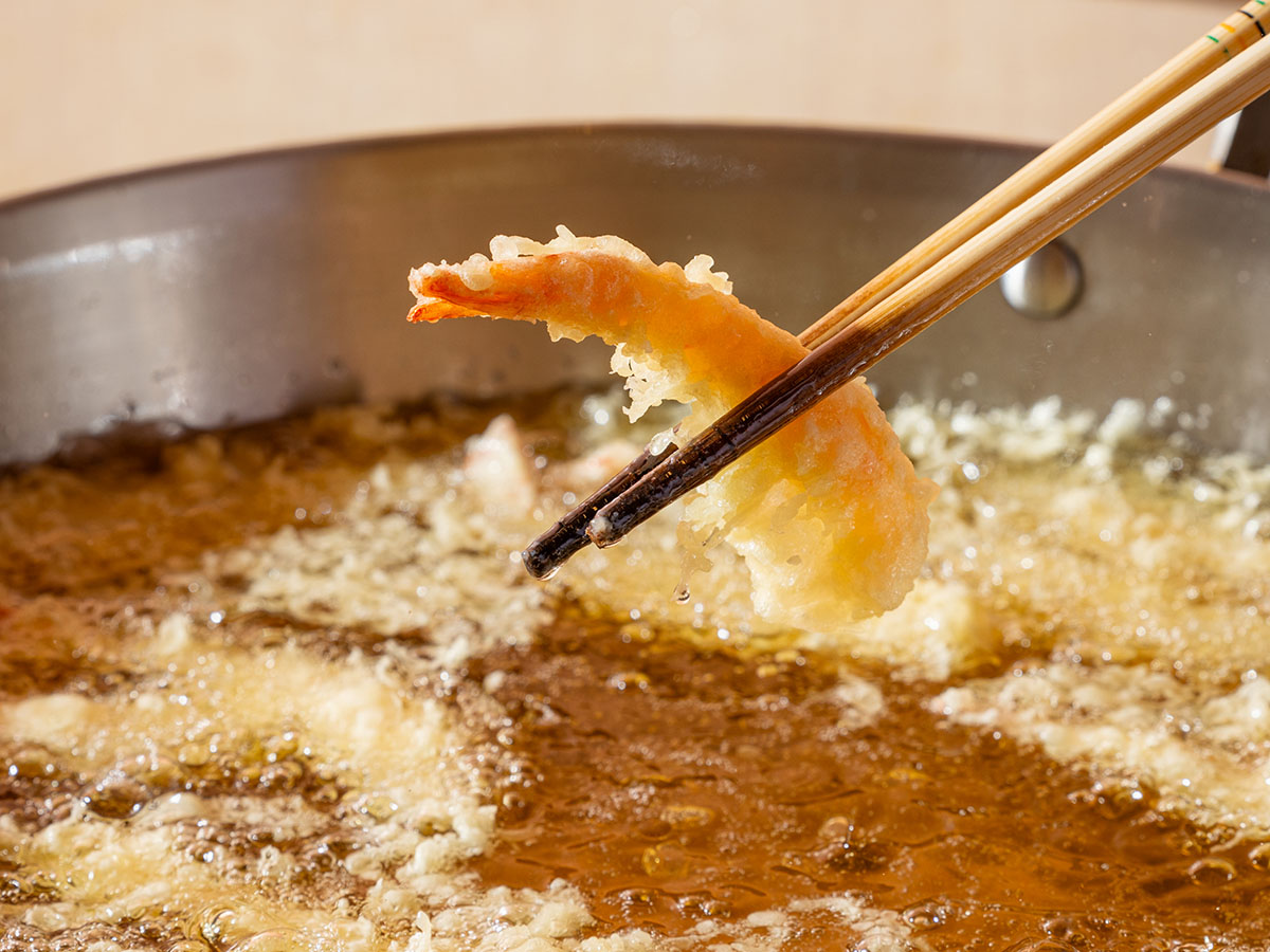 伊良湖リゾート＆コンベンションホテルの夕食バイキングで人気の、揚げたてサクサクの海老天ぷら。