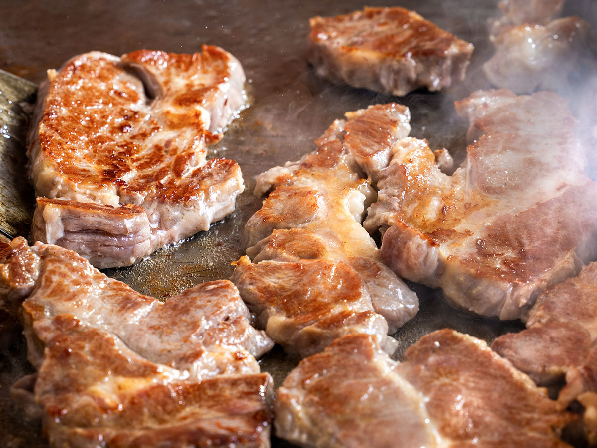 伊良湖リゾート＆コンベンションホテルのディナービュッフェ料理。ライブキッチンでシェフが目の前で焼き上げる、熱々でジューシーな牛ステーキの調理風景。