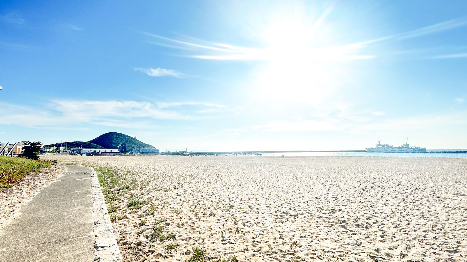 水質AA最高ランクを誇る海水浴場ココナッツビーチ伊良湖の白い砂浜と眩しい太陽