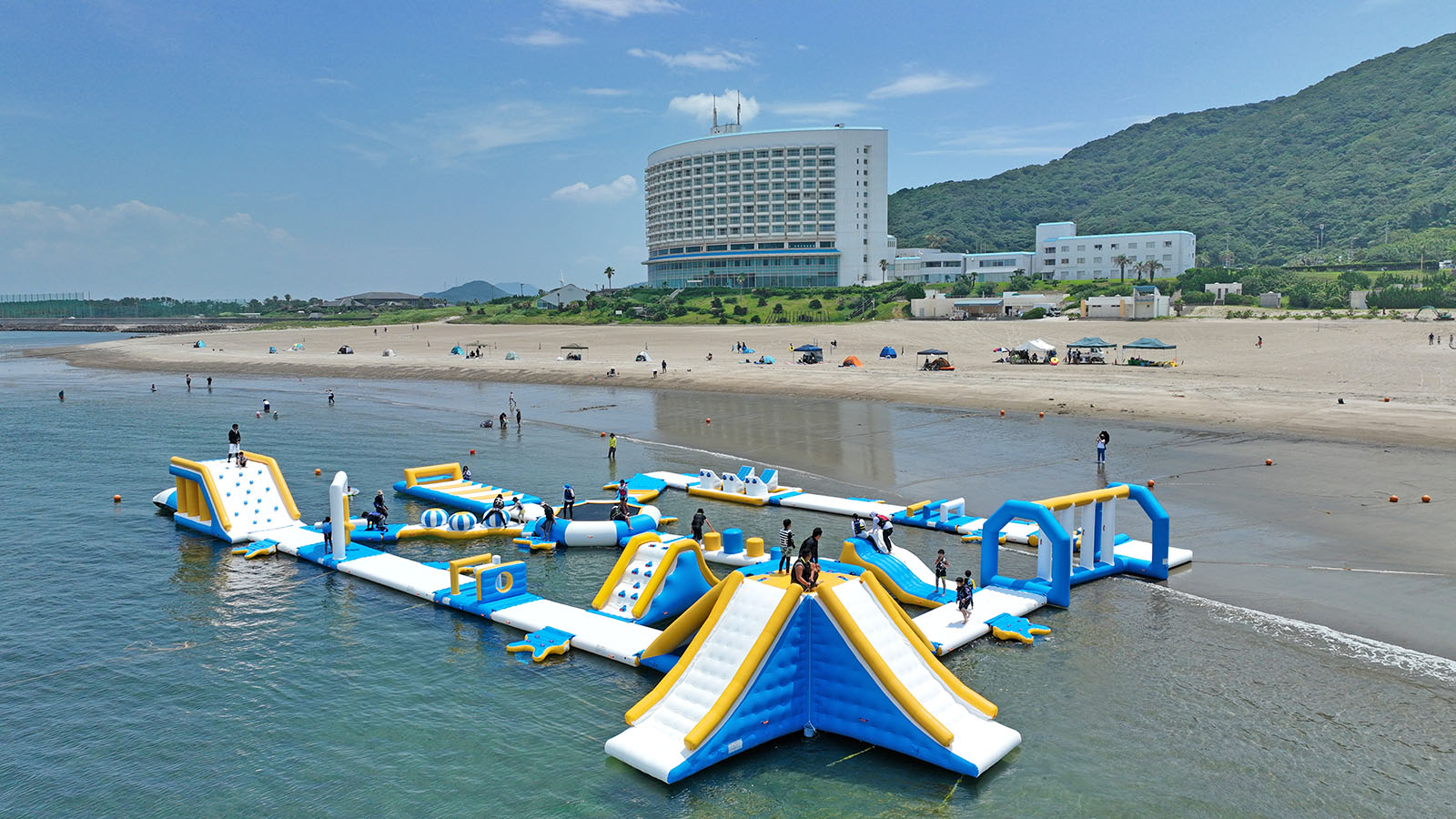 水質AA最高ランクを誇る海水浴場ココナッツビーチ伊良湖の海に浮かぶ伊良湖ウォーターパーク
