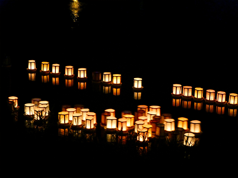 誕生寺　海施餓鬼流灯会イメージ