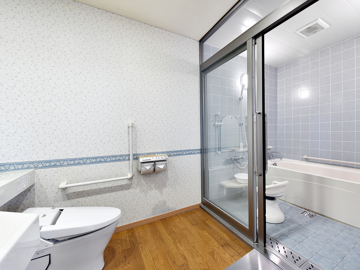 バリアフリールームのバスルーム