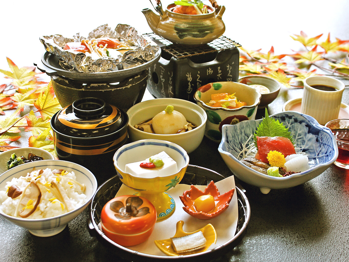 伊豆・畑毛温泉大仙家で提供される夕食「花紅葉会席」。栗しぼりや秋刀魚の柚子締め・金目鯛と海老つみれの煮物・きのこご飯など、12品の会席料理