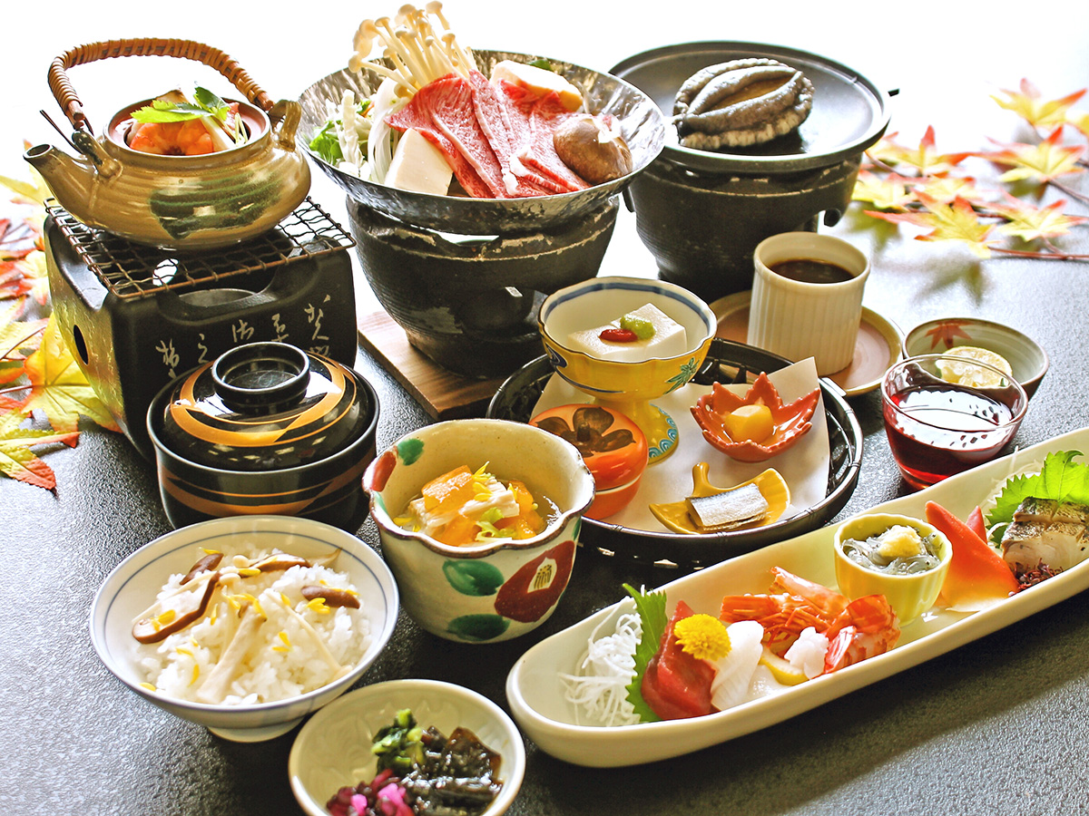 伊豆・畑毛温泉大仙家で提供される夕食「秋月会席」。活き鮑の踊り焼き・牛ロースすき鍋・鮮魚六種盛りなど、11品の会席料理