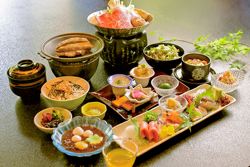 静岡伊豆 畑毛温泉 大仙家の最上級のフルコース華やぎ会席。鮑の踊り焼きと六種盛合せお造り、牛すき鍋をメインに据えた夕食全体