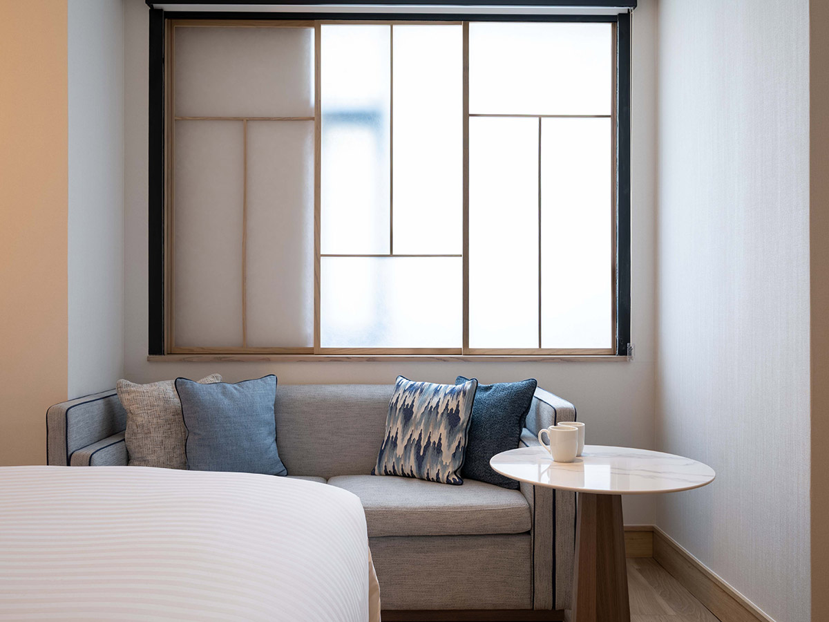 新客室エグゼクティブデラックスツインの窓とソファー
