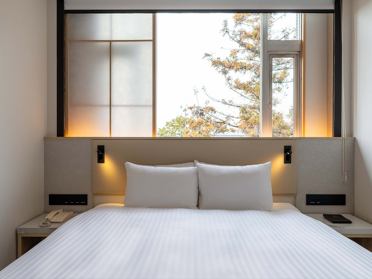 新客室クイーンルームのベッドと窓02