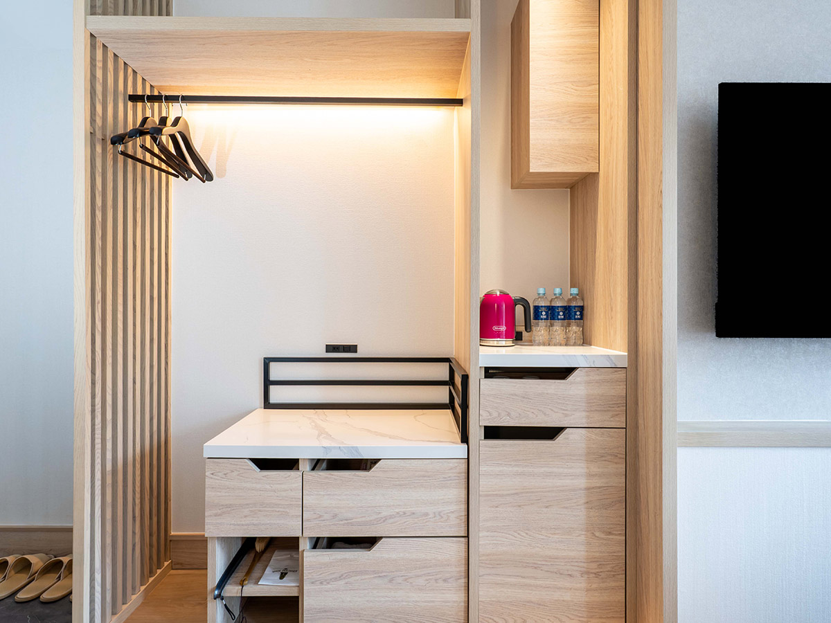 新客室トリプルルームの荷物台スペース