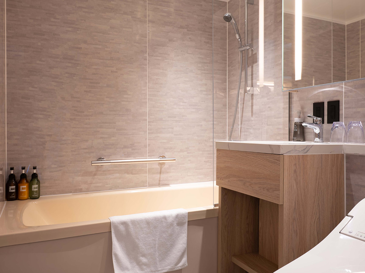 新客室トリプルルームのバスタブと洗面台とトイレ