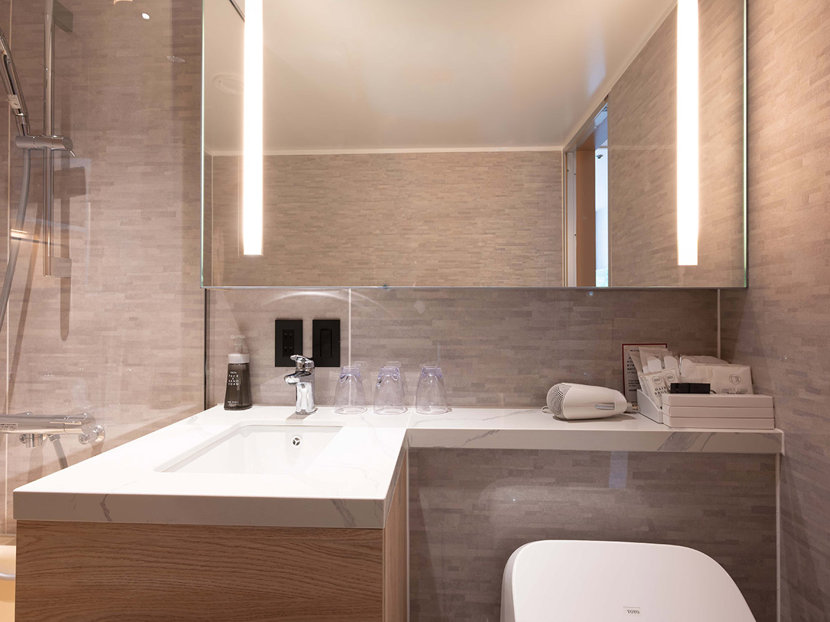 新客室トリプルルームの洗面台とトイレ