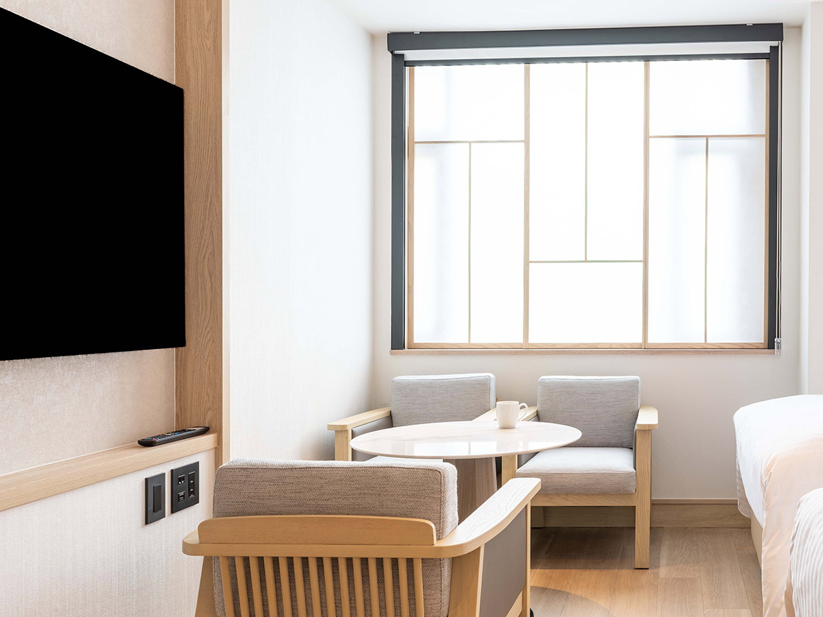 新客室トリプルルームの椅子と机と窓