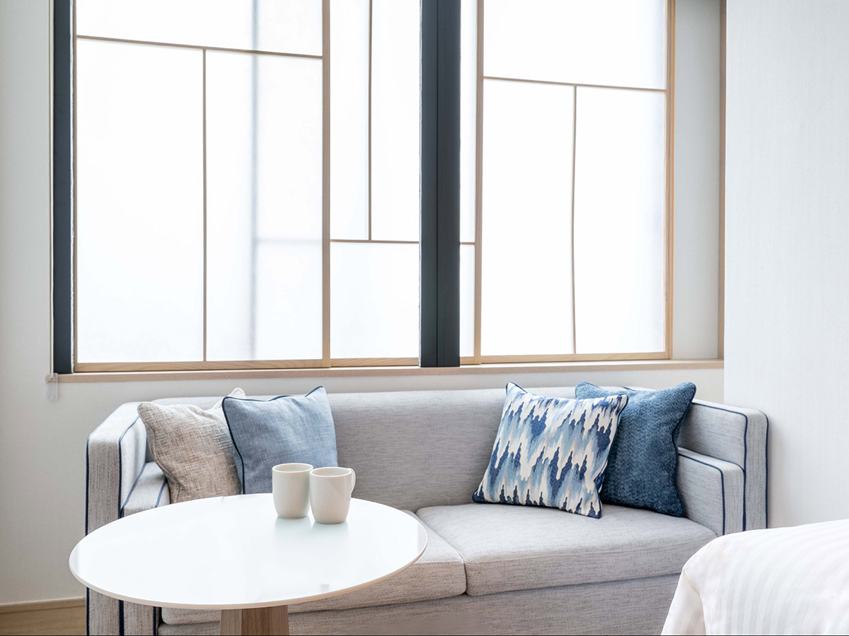 新客室ツインルームのソファーと窓