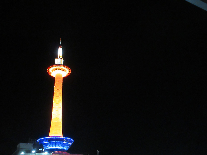 ライトアップされた京都タワー