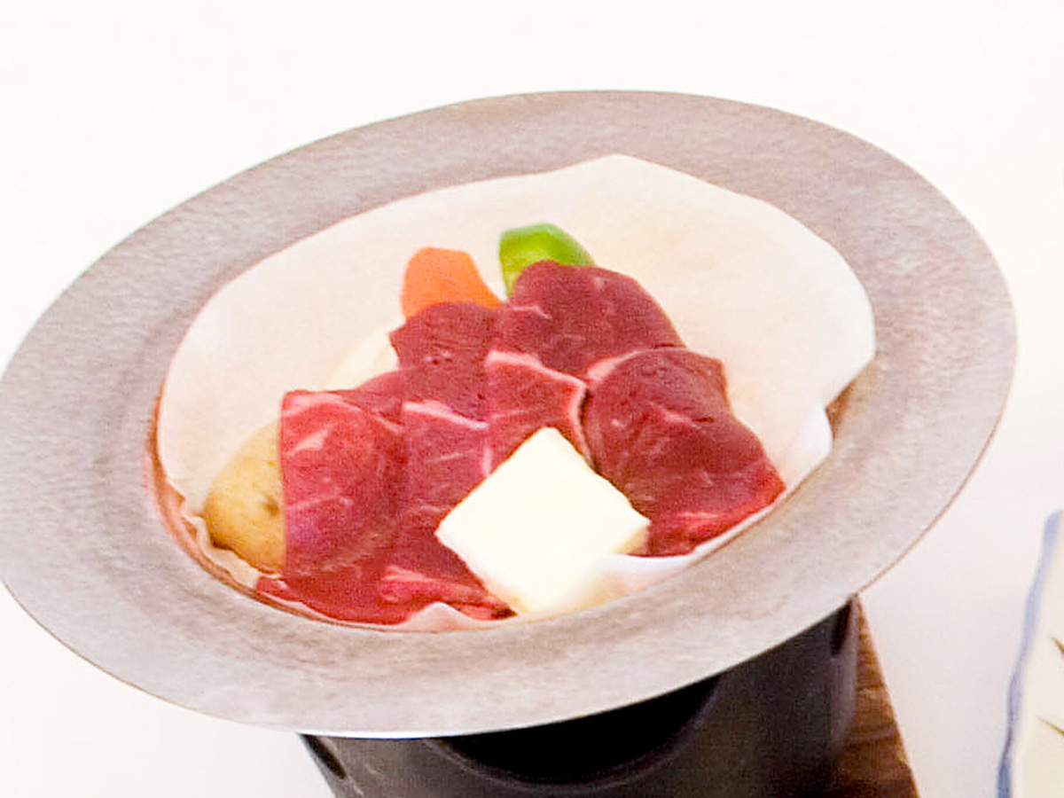特別蟹会席の国産牛陶板焼き