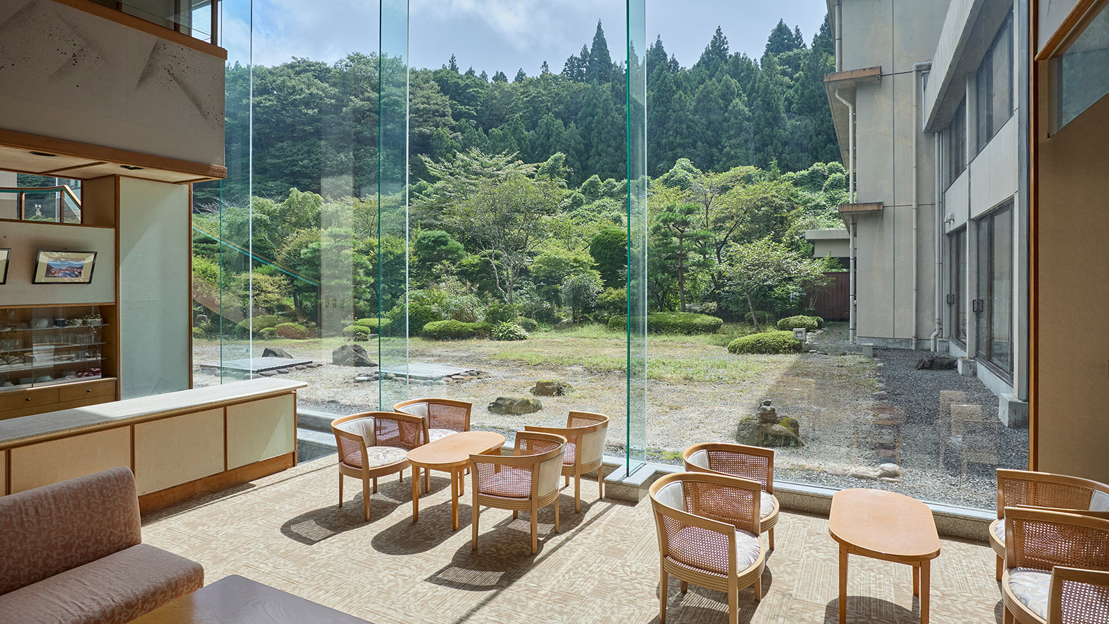 窓際から日本庭園が望む、ティータイムが楽しめる吹き抜けのラウンジ(クローズアップ)