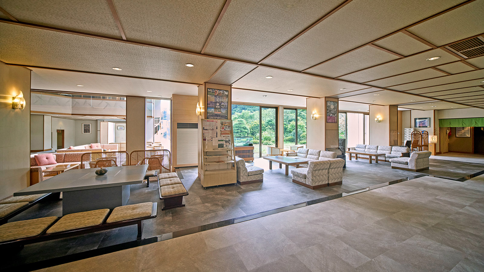 ホテルロビー・ラウンジ全景