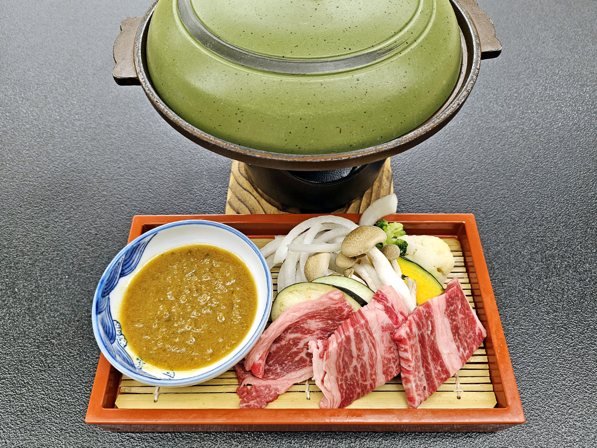 日高見牛ギュギュッと陶板焼・発酵味噌にて