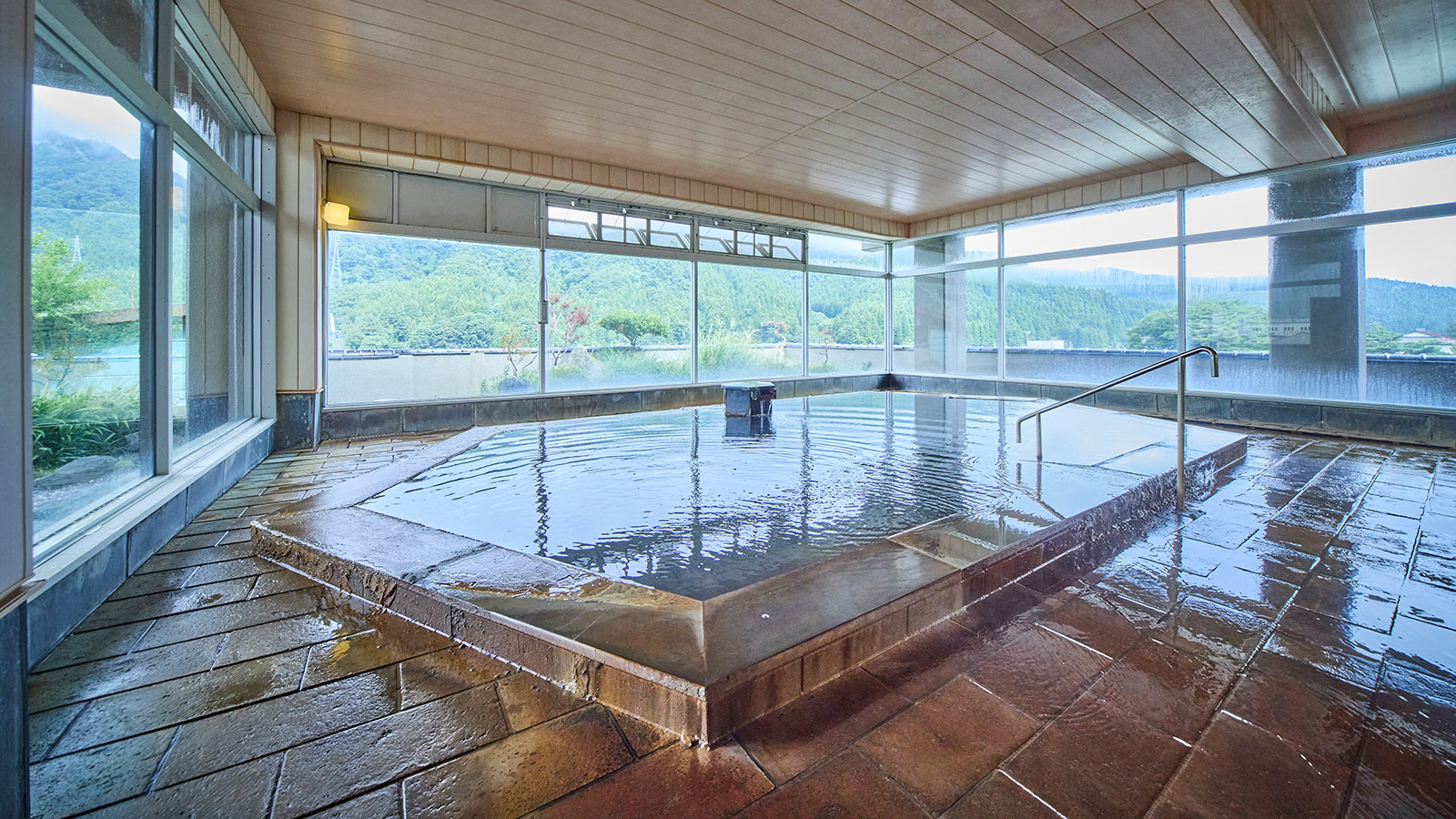 鳴子の自然が一望できる6階、展望大浴場(男湯)