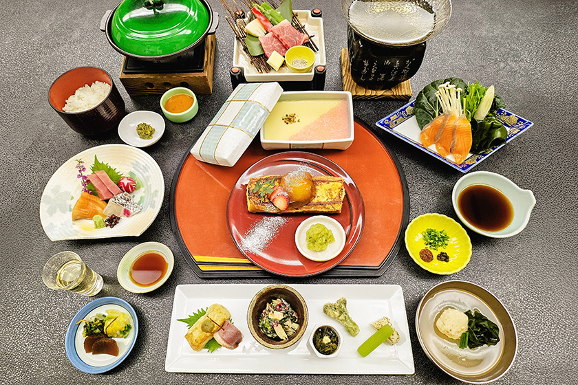 ホテル亀屋で提供される「伊達もん美食膳 みちのくうまいもん会席」の夕食。日高見牛の陶板焼きやスーパーフード入り茶わん蒸し、仙台麹を使った和風フレンチトーストなど10品の会席料理