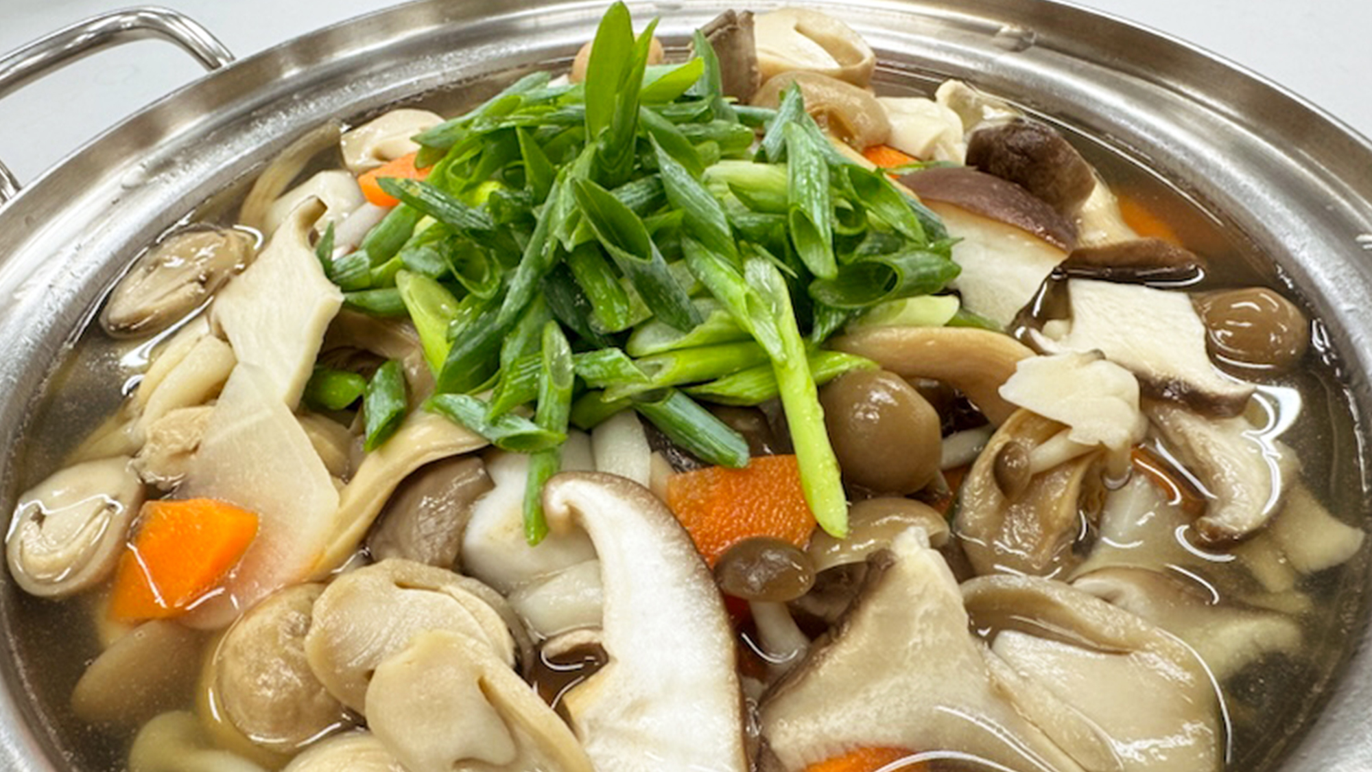 椎茸、平茸、タモギ茸などのキノコ類と、根菜、豚バラ肉を塩麹仕立ての地鶏出汁でじっくり煮込んだ具沢山の汁物。