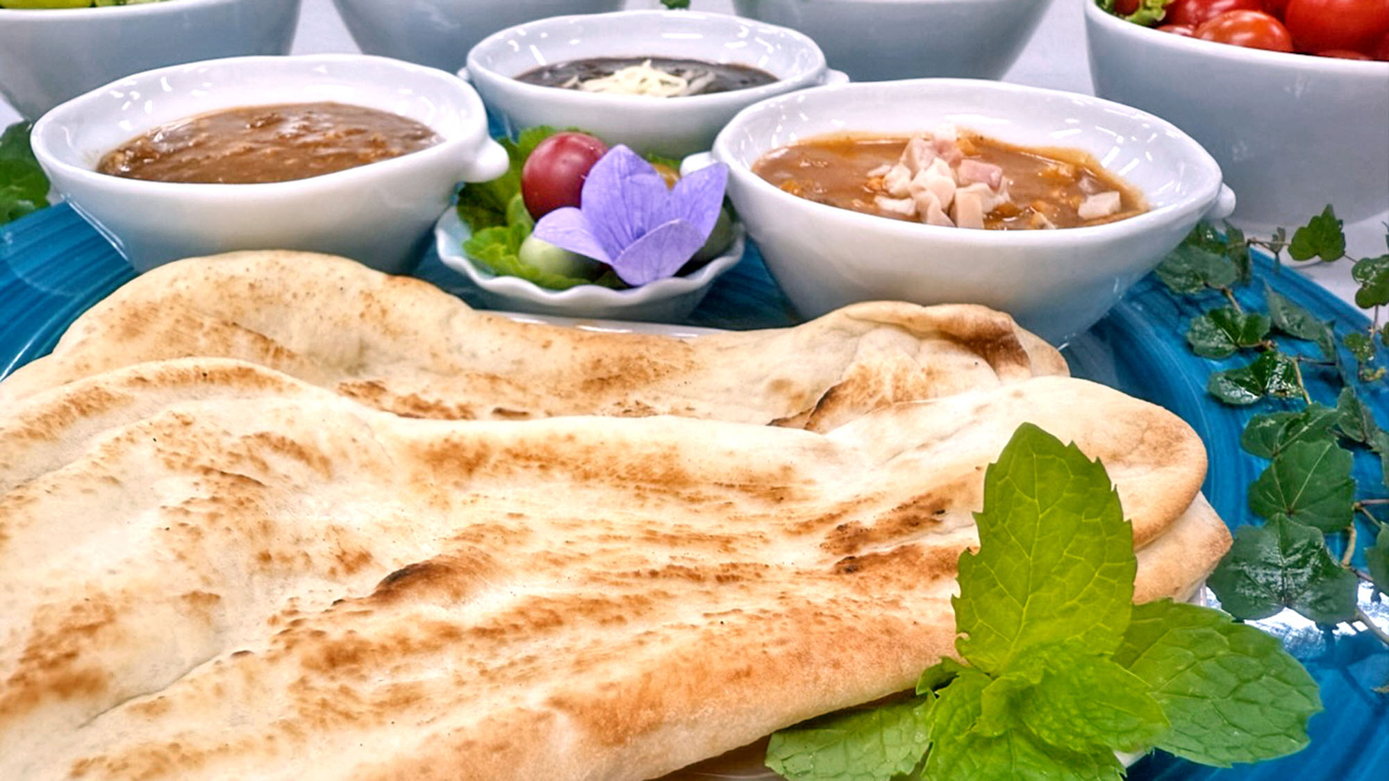 三種類のカレー【もちもち手のばしNaan】
