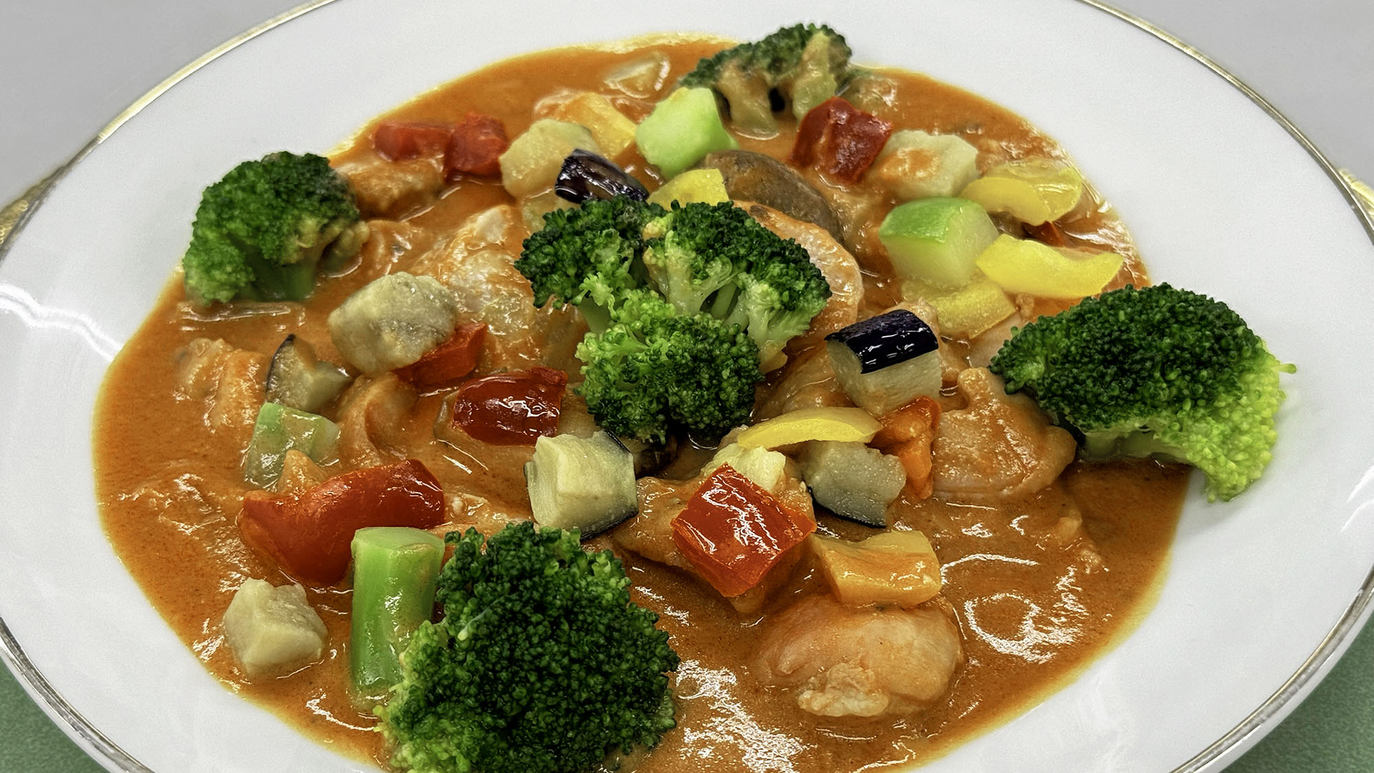 伊豆の温泉旅館ホテルラヴィエ川良のバイキングで楽しめる若鶏のトマトクリーム煮込み料理