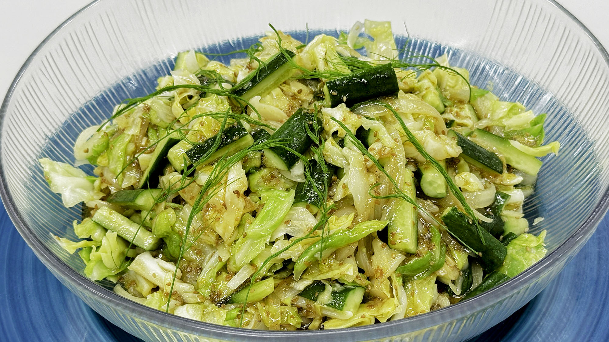 伊豆の温泉旅館ホテルラヴィエ川良のバイキングで味わえる春野菜（キャベツ・新玉ねぎ・胡瓜）の一品