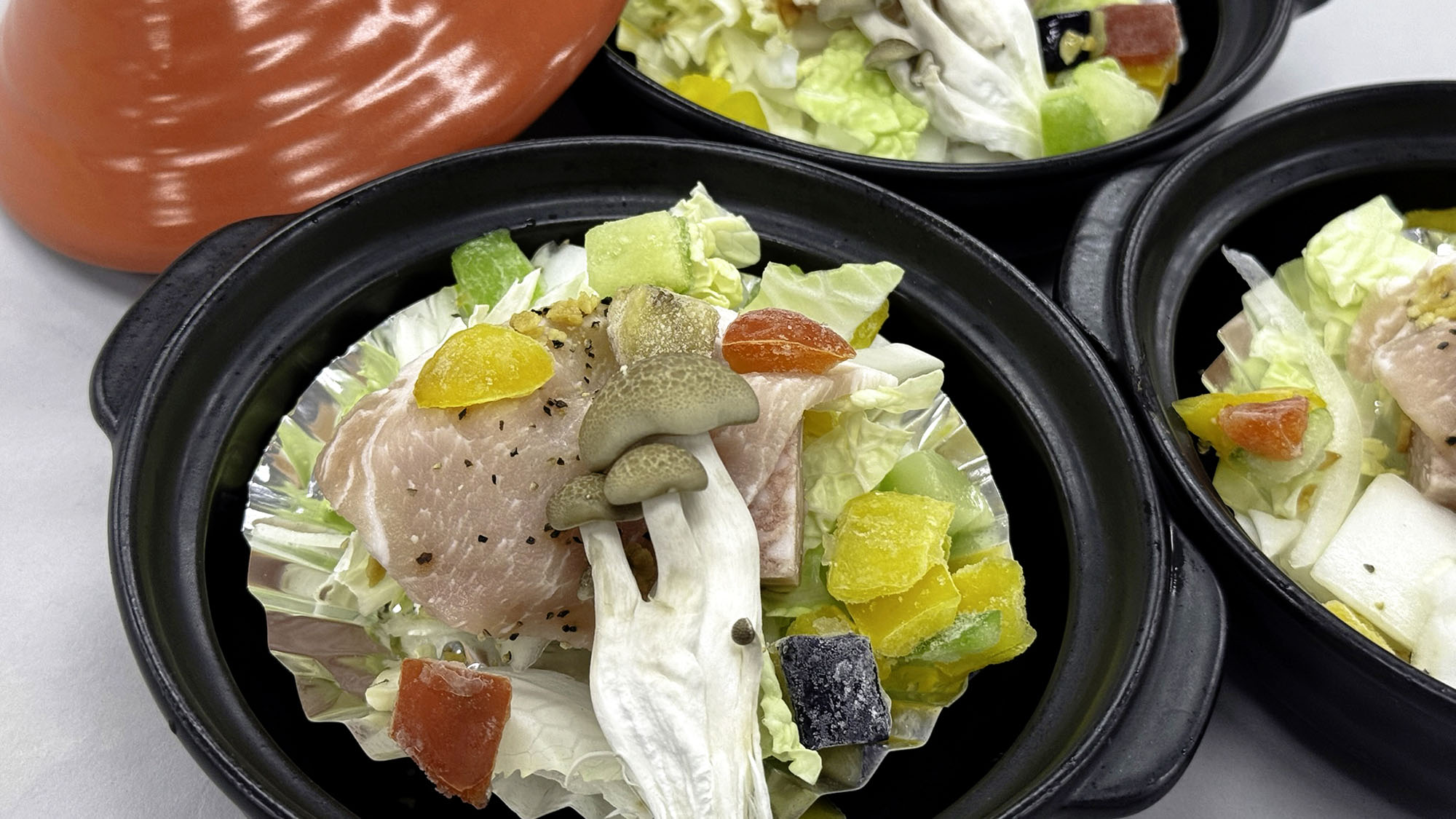 伊豆の温泉旅館ホテルラヴィエ川良で提供される三元豚ロースのタジン鍋蒸し焼きバイキングメニュー