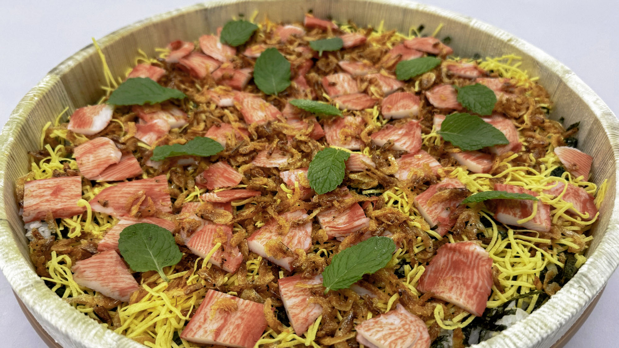 伊豆の温泉旅館ホテルラヴィエ川良のバイキングで提供される桜海老と筍・菜の花のちらし寿司