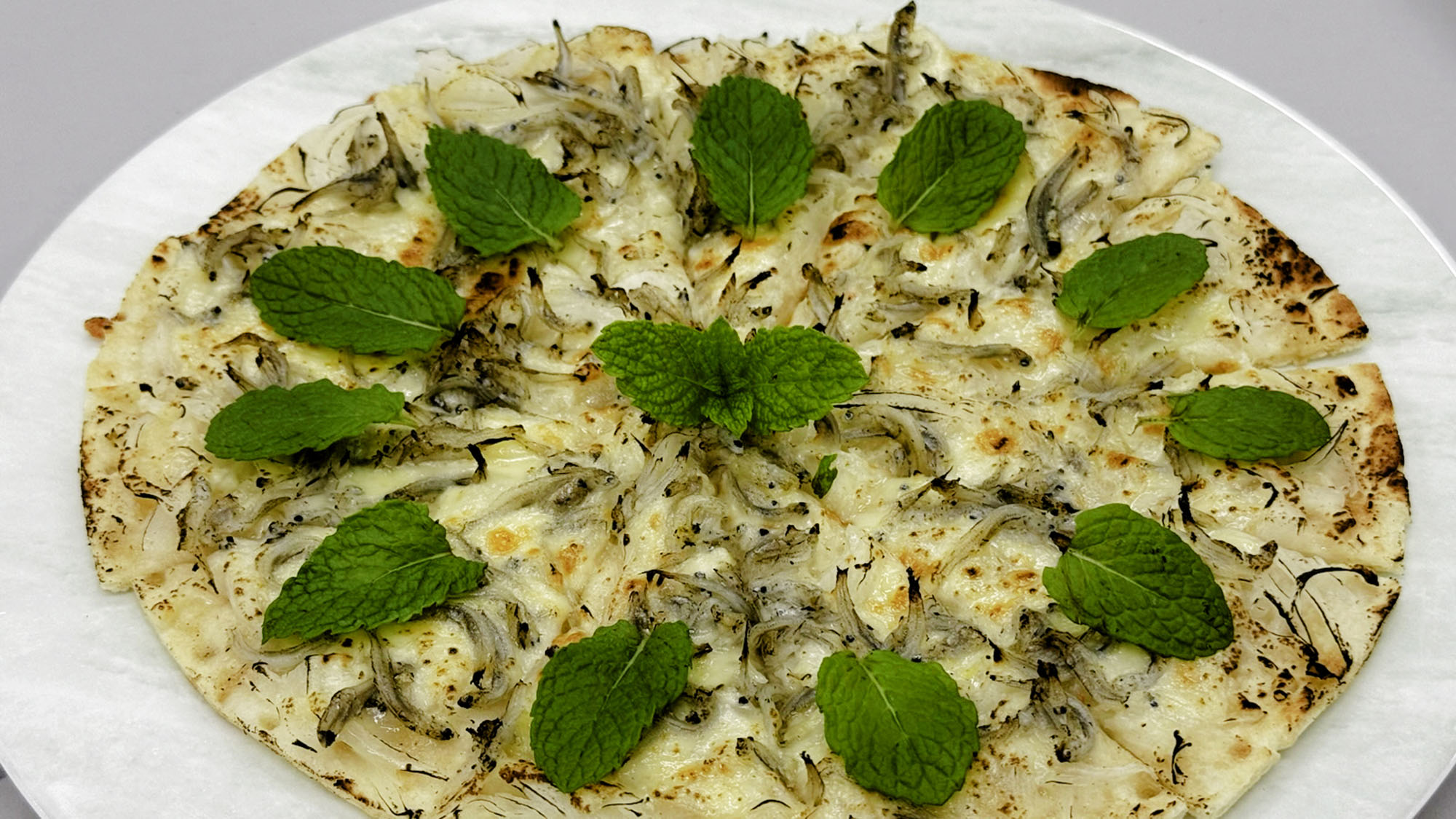 伊豆の温泉旅館ホテルラヴィエ川良のバイキングで提供される釜揚げしらすピザ（ねぎ塩ソース）